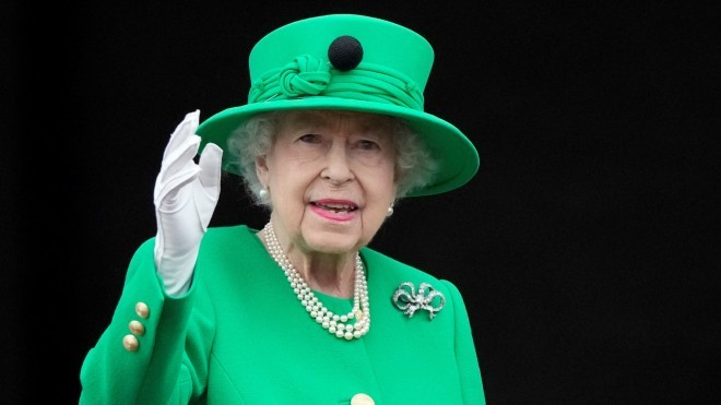 δημοσιογράφος γιόρτασε τον θάνατο της βασίλισσας ελισάβετ με σαμπάνια