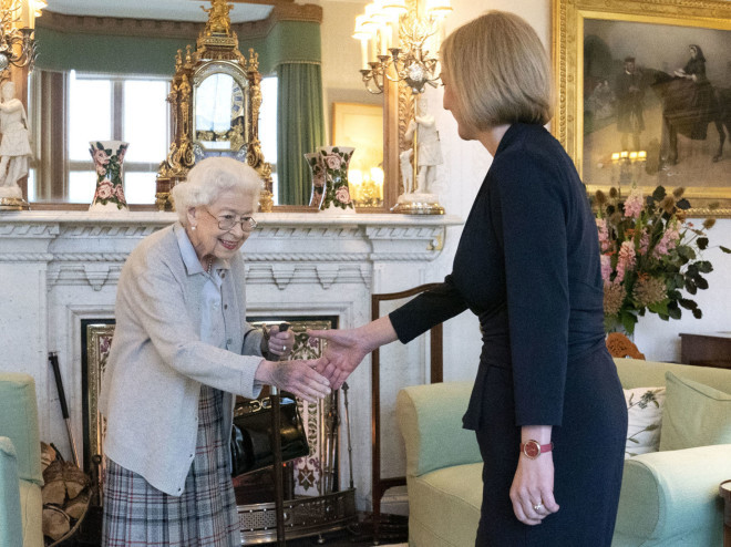 Η βασίλισσα Ελισάβετ διορίζει πρωθυπουργό της Μεγάλης Βρετανίας τη Λιζ Τρας
