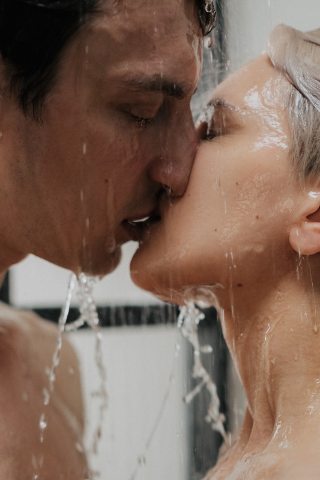 10 tips για να απογειώσεις το σεξ με τον σύντροφό σου στο μπάνιο