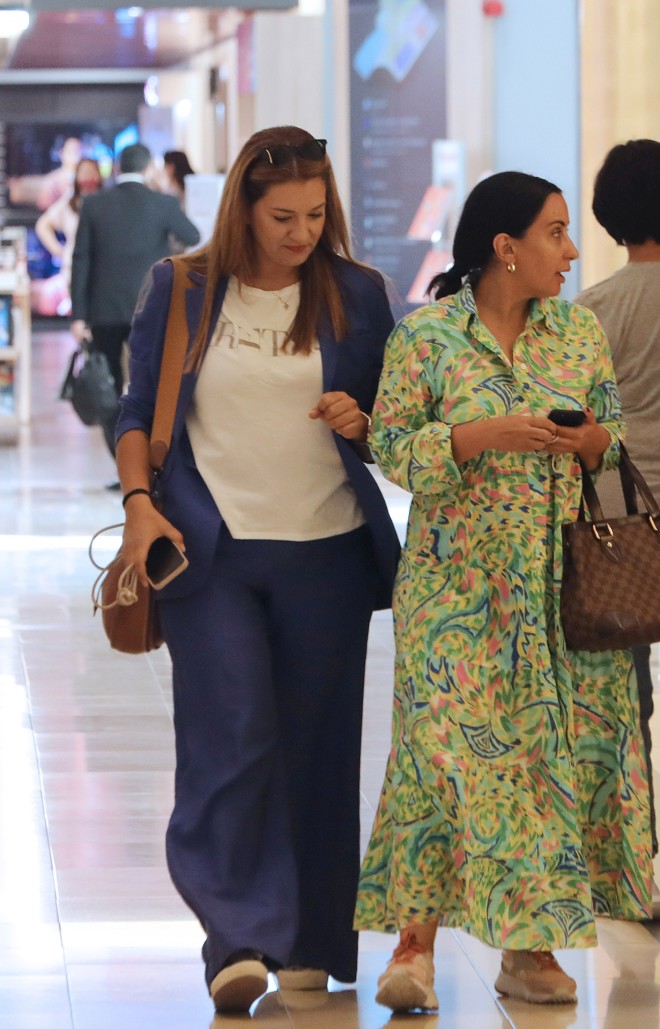 Ελίνα Παπίλα: Shopping therapy με μπλε κοστούμι -1