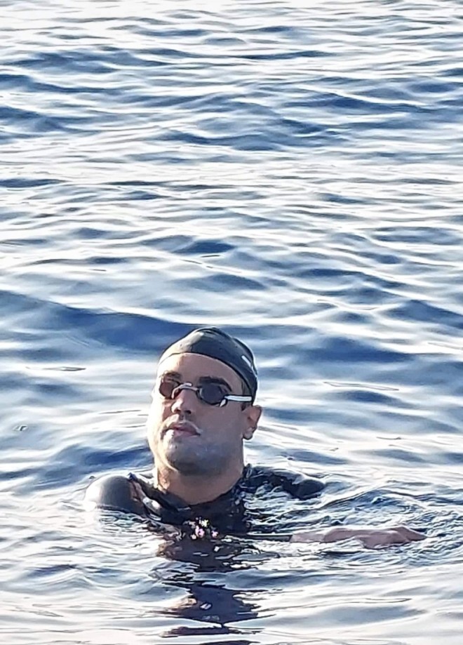 Ο Σπύρος Χρυσικόπουλος κολύμπησε από την Ρόδο μέχρι το Καστελλόριζο