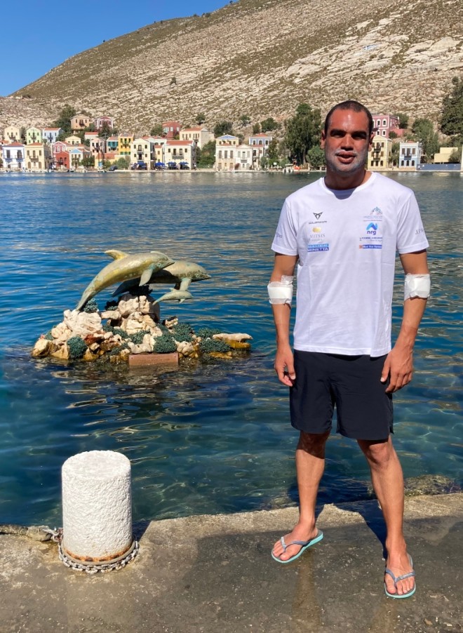 Ο Σπύρος Χρυσικόπουλος κολύμπησε από την Ρόδο μέχρι το Καστελλόριζο