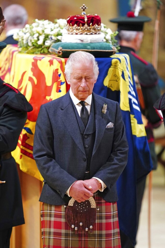 Βασιλιάς Κάρολος: Συντετριμμένος μπροστά από το φέρετρο της μητέρας του
