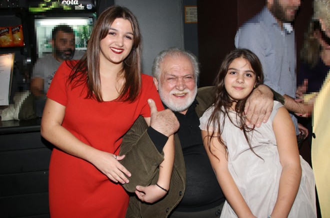 Ο Κώστας Καζάκος με τις κόρες του, Ηλέκτρα και Μάγια