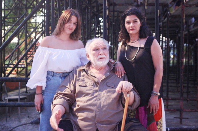 Ο Κώστας Καζάκος με την κόρη του, Ηλέκτρα και τη σύζυγό του, Τζένη