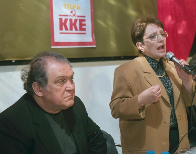 Ο Κώστας Καζάκος με την Αλέκα Παπαρήγα σε εκδήλωση του ΚΚΕ το 2000
