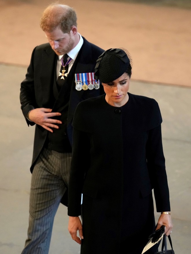 Ο πρίγκιπας Harry και η Meghan Markle στο Westminster Hall όπου βρίσκεται η σορός της βασίλισσας Ελισάβετ