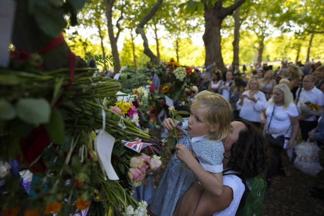 Χιλιάδες πολίτες αφήνουν λουλούδια και μηνύματα για την Ελισάβετ 