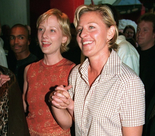 Ellen DeGeneres & Anne Heche χέρι χέρι στο κόκκινο χαλί στα τέλη της δεκαετίας του '90 