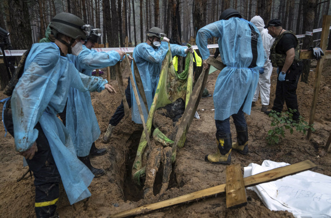 δεκάδες πτώματα αμάχων σε ομαδικό τάφο στο Ιζιούμ Ουκρανίας