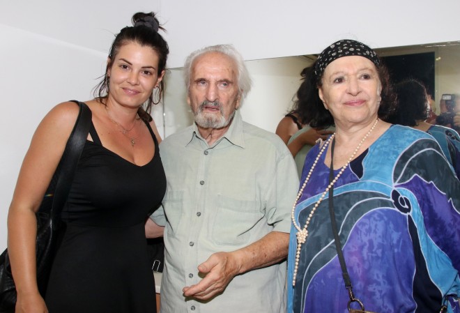 Η Μαρία Κορινθίου με τον Νικήτα Τσακίρογλου και τη Μάρθα Καραγιάννη το 2019 σε θεατρική πρεμιέρα