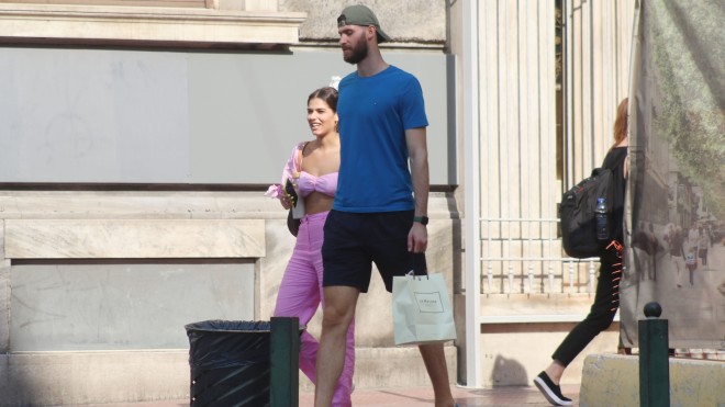 Γιώργος Παπαγιάννης: Βόλτα στο κέντρο της Αθήνας με τη σύντροφο του