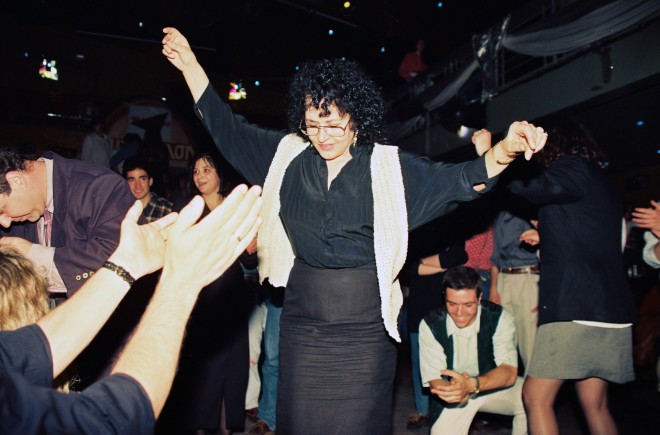 Η Μάρθα Καραγιάννη χορεύε ζεϊμπέκικο και αποθεώνεται από το πλήθος