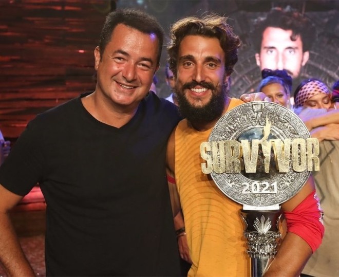 Ο Ατζούν Ιλιτζαλί με τον νικητή του Survivor 2021, Σάκη Κατσούλη