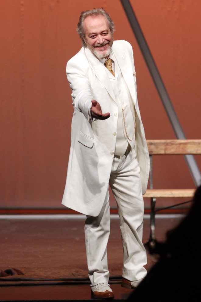 Ο Γρηγόρης Βαλτινός το 2019 στην παράσταση Αρχιμάστορας Σόλνες 