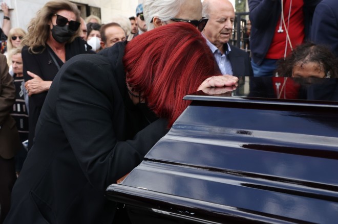 Κηδεία Καραγιάννη: Η Ντόρα Δούμα σπάραξε πάνω από το φέρετρο της