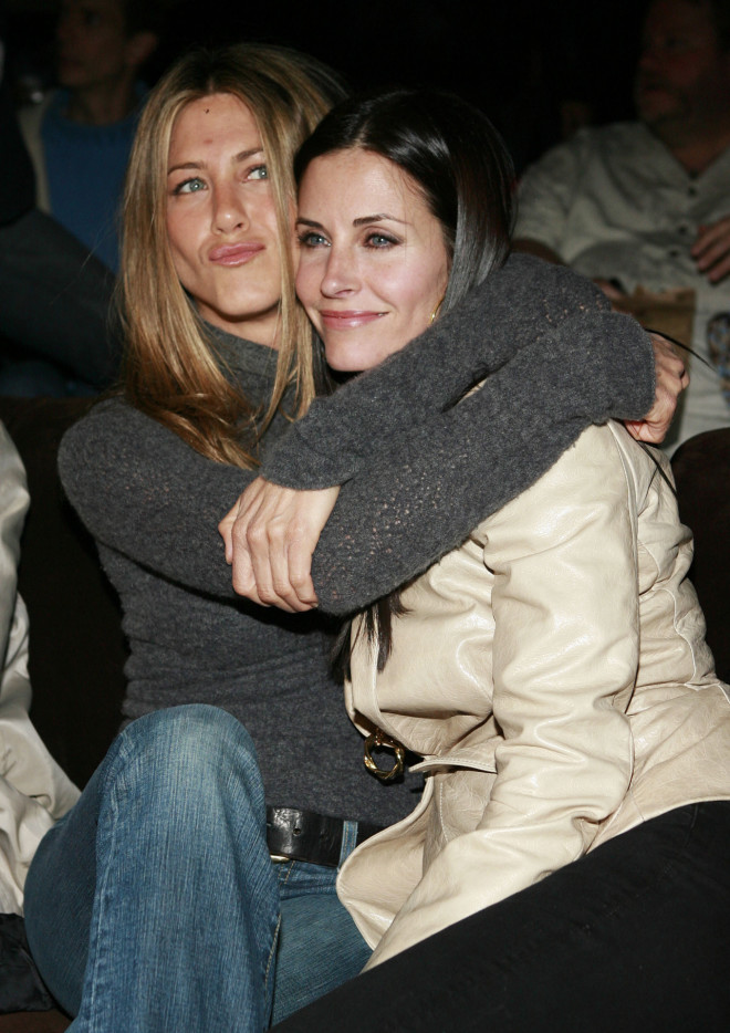  Σε αυτήν τη φωτογραφία αρχείου της 11ης Απριλίου 2007, Jennifer Aniston και Courteney Cox ποζάρουν μαζί στην πρεμιέρα του "The Tripper" στο Λος Άντζελες. (AP Photo/Matt Sayles, Αρχείο)