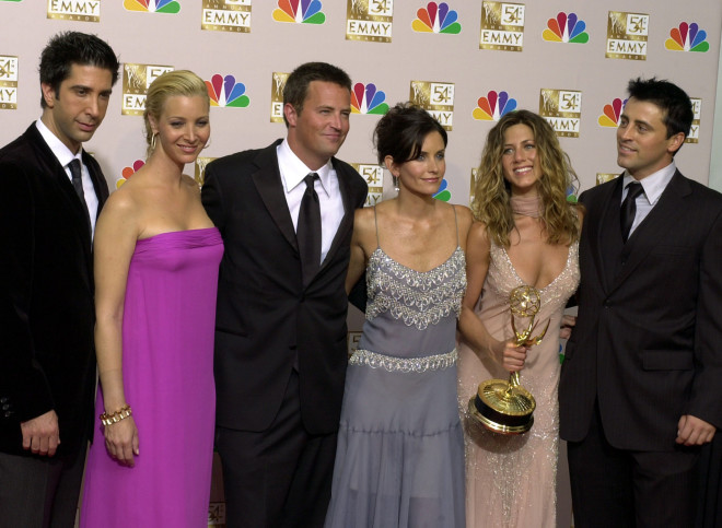 Σε αυτήν τη φωτογραφία αρχείου στις 22 Σεπτεμβρίου 2002, το καστ του "Friends", από αριστερά, ο David Schwimmer, η Lisa Kudrow, ο Matthew Perry, η Courteney Cox, η Jennifer Aniston και ο Matt LeBlanc ποζάρουν στην αίθουσα τύπου με το βραβείο εξαιρετικής κωμικής σειράς στα 54α ετήσια Primetime Emmy Awards στο Λος Άντζελες. (AP Photo/Reed Saxon, File)