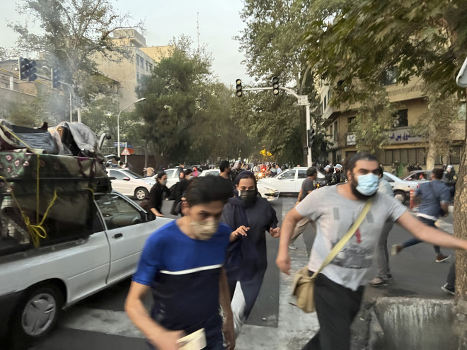 «Φλέγεται» το Ιράν μετά τον θάνατο της Μαχσά Αμινί. Τους 11 έχουν φτάσει οι νεκροί μετά το ξέσπασμα των διαδηλώσεων στη χώρα για τον θάνατο της 22χρονης έπειτα από τη σύλληψή της από την αστυνομία ηθών στην Τεχεράνη.