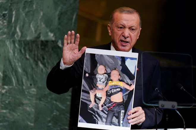 O Τούρκος πρόεδρος επανέλαβε τους προκλητικούς ισχυρισμούς του από το βήμα του ΟΗΕ για θανάτους βρεφών μεταναστών εξαιτίας του ελληνικού λιμενικού