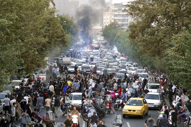 Φλέγεται το Ιράν: Ζητούν θάνατο των διαδηλωτών για την Μάχσα Αμινί