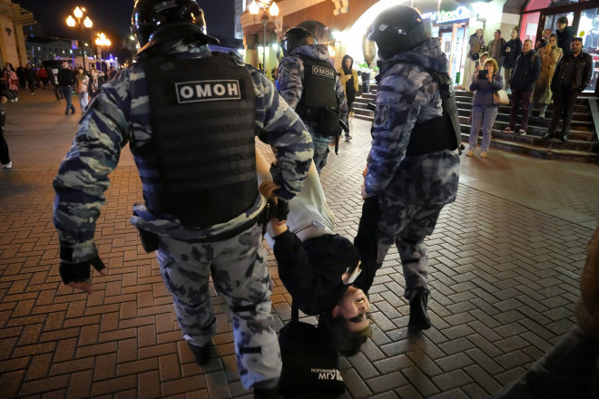 Ένας από τους 1300 διαδηλωτές στη Ρωσία που συνελήφθη από αστυνομικούς/  (AP Photo/Alexander Zemlianichenko)