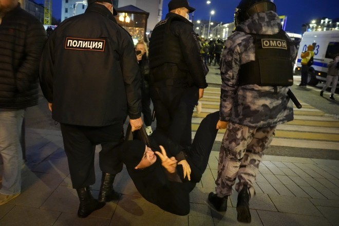 Το σήμα της νίκης από διαδηλωτή στη Ρωσία που αντιδρά στην επιστρέτευση/  (AP Photo/Alexander Zemlianichenko)