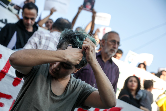 Διαδήλωση για τη Μαχσά Αμινί: Γυναίκες έκοψαν τα μαλλιά τους στο Σύνταγμα