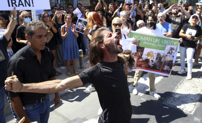 Διαδηλωτές φωνάζουν συνθήματα κατά τη διάρκεια διαμαρτυρίας για τον θάνατο του Ιρανού Mahsa Amini, έξω από την ιρανική πρεσβεία, στη Λευκωσία, Κύπρος, Κυριακή, 25 Σεπτεμβρίου 2022. (AP Photo/Φίλιππος Χρήστου)