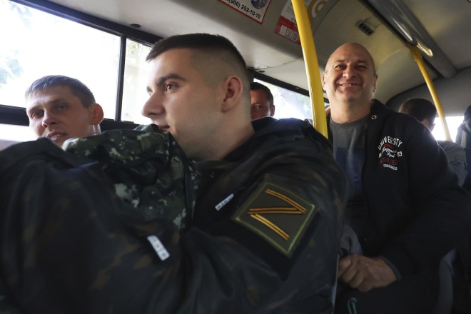 Ρώσοι νεοσύλλεκτοι κάθονται μέσα σε ένα λεωφορείο κοντά σε στρατιωτικό κέντρο στρατολόγησης στο Κρασνοντάρ της Ρωσίας, Κυριακή, 25 Σεπτεμβρίου 2022. (Φωτογραφία AP)