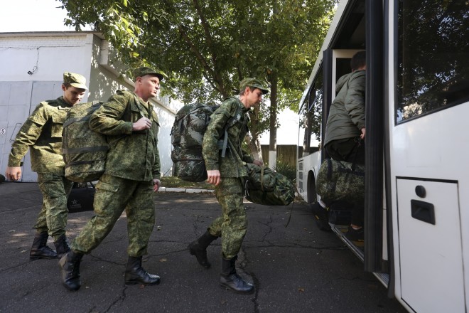 Ρώσοι νεοσύλλεκτοι επιβιβάζονται σε λεωφορείο κοντά σε στρατιωτικό κέντρο στρατολόγησης στο Κρασνοντάρ της Ρωσίας, Κυριακή, 25 Σεπτεμβρίου 2022. (Φωτογραφία AP)
