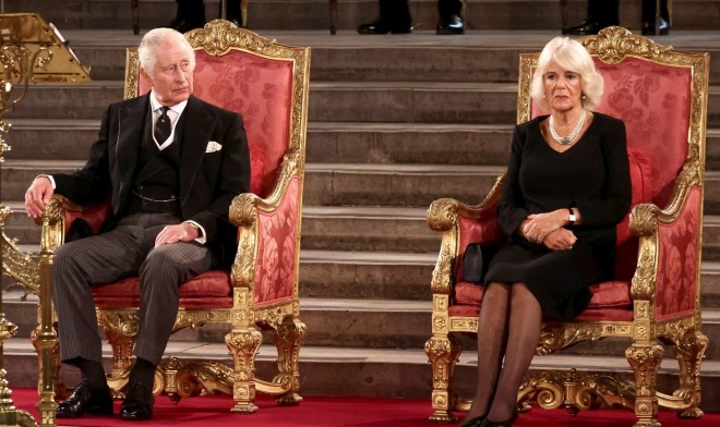 Ο Κάρολος με τη σύντροφό του, Καμίλα Πάρκερ Μπόουλς, στο Westminster Hall δέχονται συλλυπητήρια για τον θάνατο της βασίλισσας Ελισάβετ