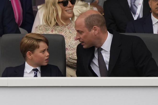 Ο πρίγκιπας William και ο γιος του, πρίγκιπας George, παρακολουθούν τον Πλατινένιο Ιωβηλαίο Διαγωνισμό