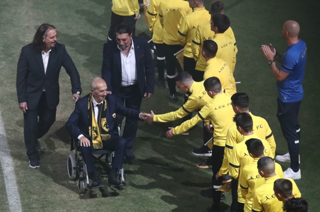 Νέο γήπεδο ΑΕΚ: Ο Κώστας Νεστορίδης αποθεώνεται προσερχόμενος με καροτσάκι 