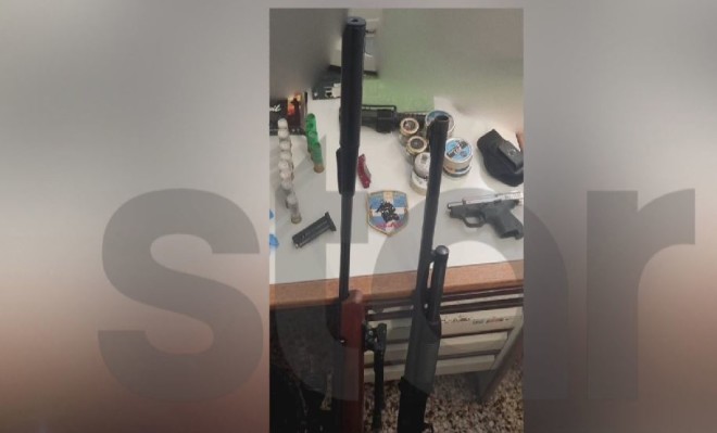 Σε έρευνα που έγινε μέσα στο σπίτι εντοπίστηκαν δύο πιστόλια και ένα πολεμικό όπλο με διόπτρα και δίποδο