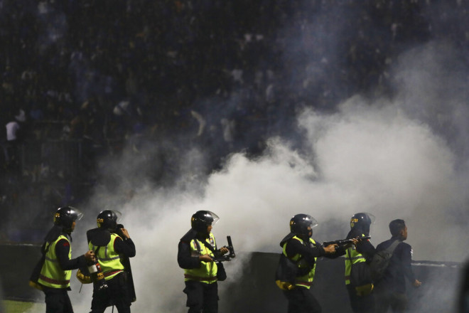 χρήση δακρυγόνων από την αστυνομία κατά τα επεισόδια στην  Ινδονησία  