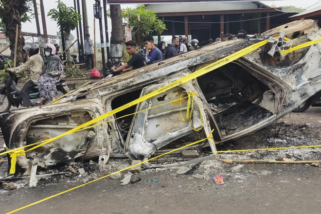 Τα απομεινάρια από καμένο αυτοκίνητο μετά τα επεισόδια στην Ινδονησία  