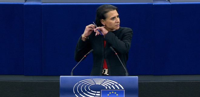 Ευρωβουλευτής έκοψε τα μαλλιά της σε υποστήριξη των γυναικών στο Ιράν