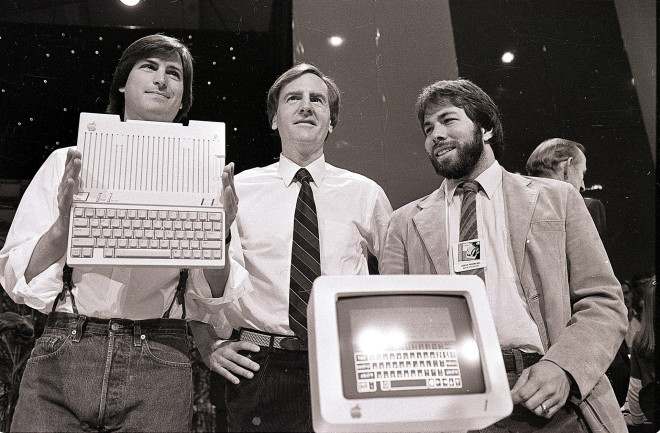 Ο Steve Jobs, αριστερά, πρόεδρος της Apple Computers, ο John Sculley, κεντρικός, πρόεδρος και διευθύνων σύμβουλος, και ο Steve Wozniak, συνιδρυτής της Apple, αποκαλύπτουν τον νέο υπολογιστή Apple IIc στο Σαν Φρανσίσκο, 24 Απριλίου 1984. (AP Photo/Sal Veder )