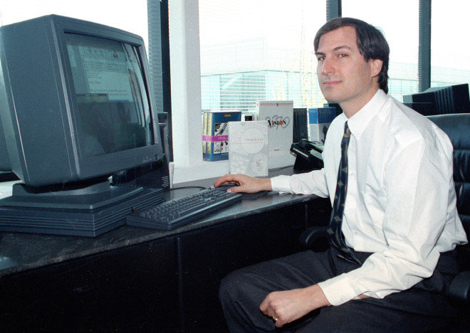  Σε αυτή τη φωτογραφία αρχείου της 4ης Απριλίου 1991, ο Steve Jobs της NeXT Computer Inc. ποζάρει για τον Τύπο με τον έγχρωμο υπολογιστή του NeXTstation στις εγκαταστάσεις NeXT στο Redwood City (AP Photo/Ben Margot, Αρχείο)
