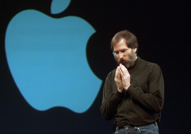 Ο  Steve Jobs, σκέφτεται μια ιδέα κατά τη διάρκεια της κεντρικής ομιλίας του στα εγκαίνια της MacWorld Expo στο Σαν Φρανσίσκο την Τρίτη, 6 Ιανουαρίου 1997. (AP Photo/Susan Ragan)
