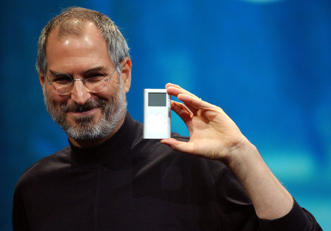 Σε αυτήν τη φωτογραφία αρχείου στις 6 Ιανουαρίου 2004, ο Διευθύνων Σύμβουλος της Apple, Steve Jobs, εμφανίζει το iPod mini στο συνέδριο και την έκθεση Macworld στο Σαν Φρανσίσκο. (AP Photo/Marcio Jose Sanchez, Αρχείο)