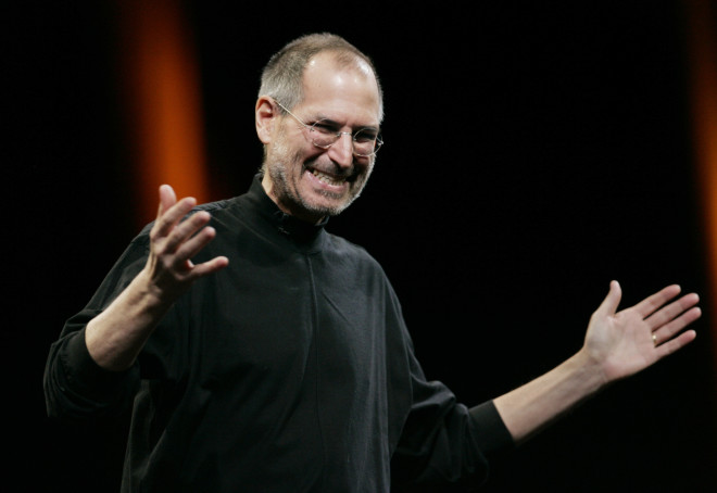 Ο Steve Jobs κάνει χειρονομίες κατά τη διάρκεια της κεντρικής ομιλίας του στο συνέδριο MacWorld στο Σαν Φρανσίσκο, Τρίτη, 14 Ιανουαρίου 2008. (AP Photo/Paul Sakuma, αρχείο)
