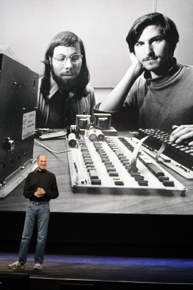 Ο Διευθύνων Σύμβουλος της Apple, Steve Jobs, με παλιά φωτογραφία του, δεξιά, και του Steve Wozniak, αριστερά, κατά τη διάρκεια εκδήλωσης της Apple στο Σαν Φρανσίσκο, Τετάρτη, 27 Ιανουαρίου 2010. (AP Photo/Paul Sakuma)