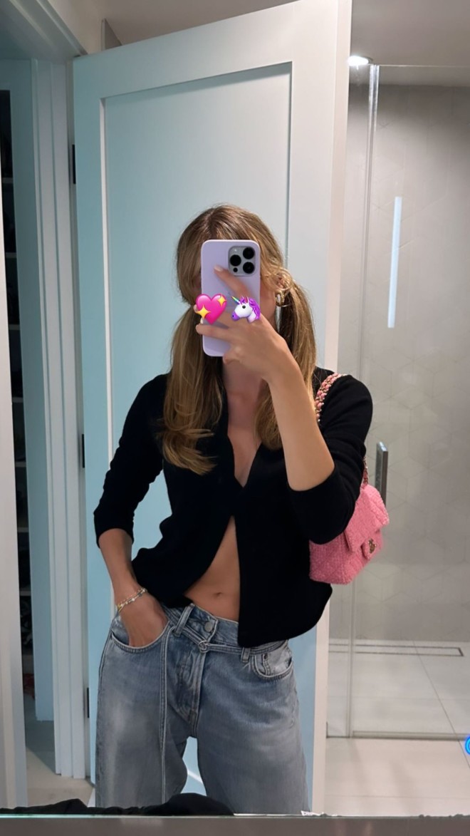 Αμαλία Κωστοπούλου: Ποζάρει στον καθρέφτη με sexy look και πανάκριβη τσάντα