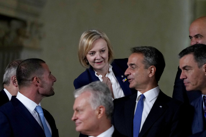 Ο Κυριάκος Μητσοτάκης με τη Λιζ Τρας και τον πρωθυπουργό της Μάλτας Ρομπέρ Αμπελά 
