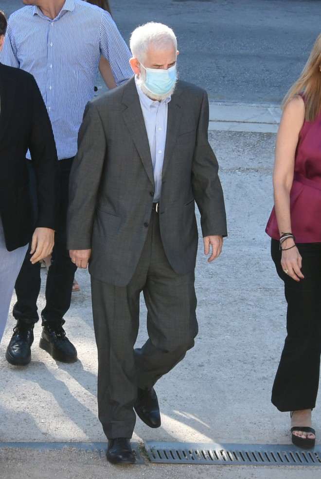 Ο Πέτρος Φιλιππίδης έξω από το Μικτό Ορκωτό Δικαστήριο