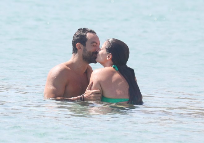 Φιλιούνται-αγκαλιάζονται Σάκης Τανιμανίδης και Χριστίνα Μπόμπα μέσα στη θάλασσα