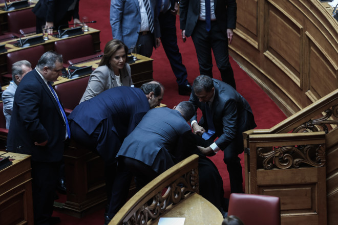 Έντρομοι πετάχτηκαν από τα έδρανα της Βουλής πολλοί βουλευτές, βλέποντας τη Σοφία Βούλτεψη να σκοντάφτει και να πέφτει από τα σκαλιά / Eurokinissi - Γιώργος Κονταρίνης