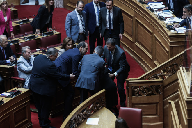 Η υφυπουργός Μετανάστευσης είχε ανεβεί στα υπουργικά έδρανα, όπου και είχε σύντομη συνομιλία με τον πρωθυπουργό, Κυριάκο Μητσοτάκη / Eurokinissi - Γιώργος Κονταρίνης